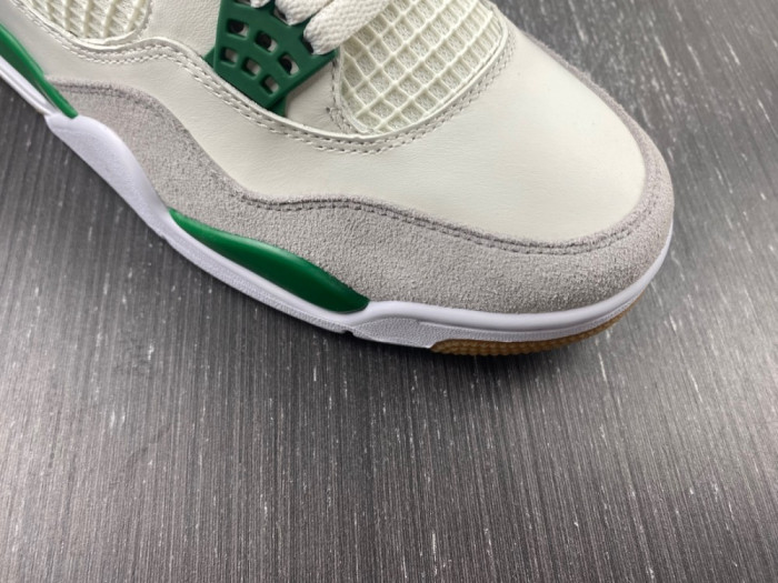 Nike SB x Air Jordan 4 ‘Pine Green’  DR5415-103