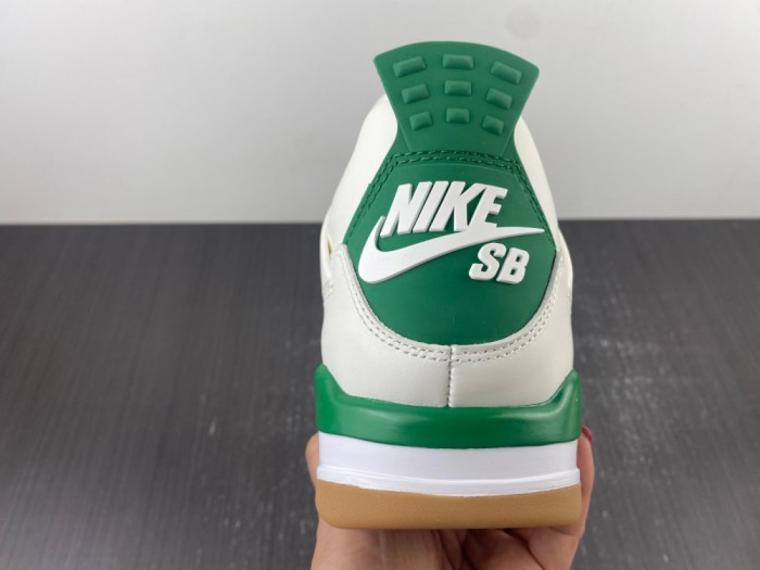 Nike SB x Air Jordan 4 ‘Pine Green’  DR5415-103