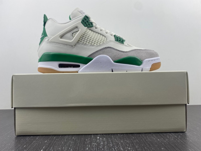 Nike SB x Air Jordan 4 ‘Pine Green’  DR5415-103