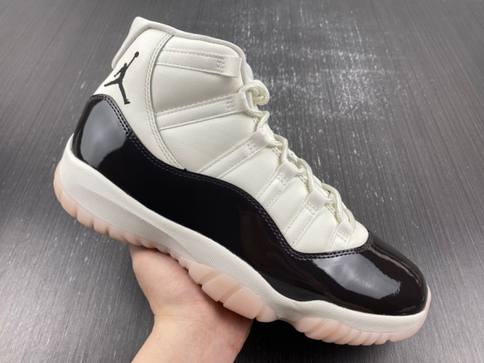 Air Jordan 11   “Neapolitan” AR0715-101