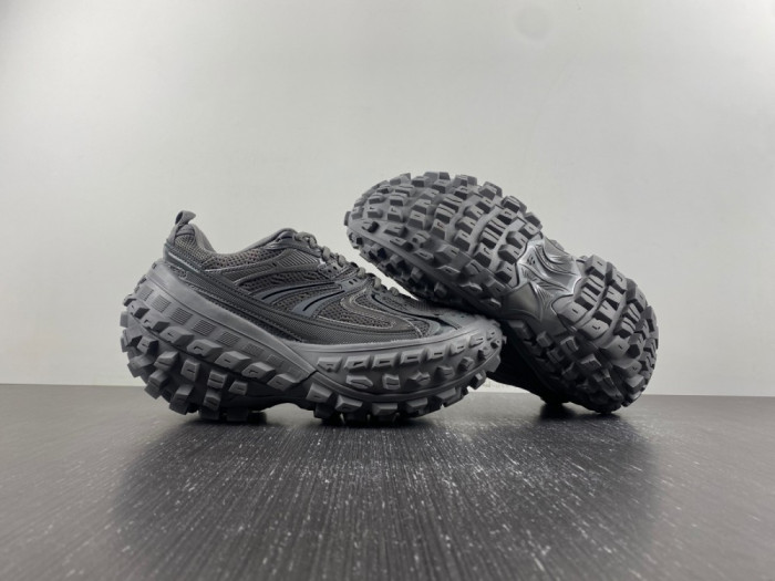 BLCG DEFENDER SNEAKER  685613-W2RA6 3000