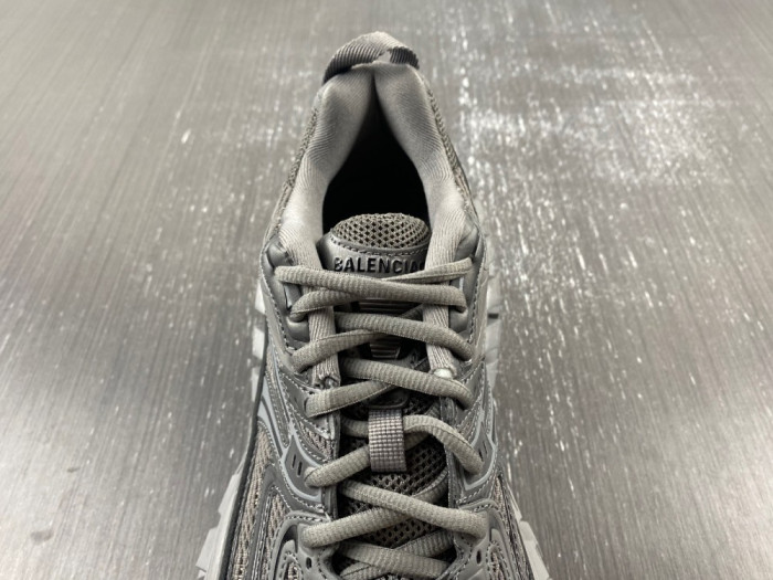 BLCG DEFENDER SNEAKER  685613-W2RA6 3000