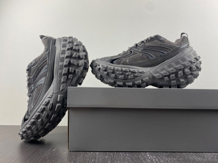 BLCG DEFENDER SNEAKER  685613-W2RA6 3000