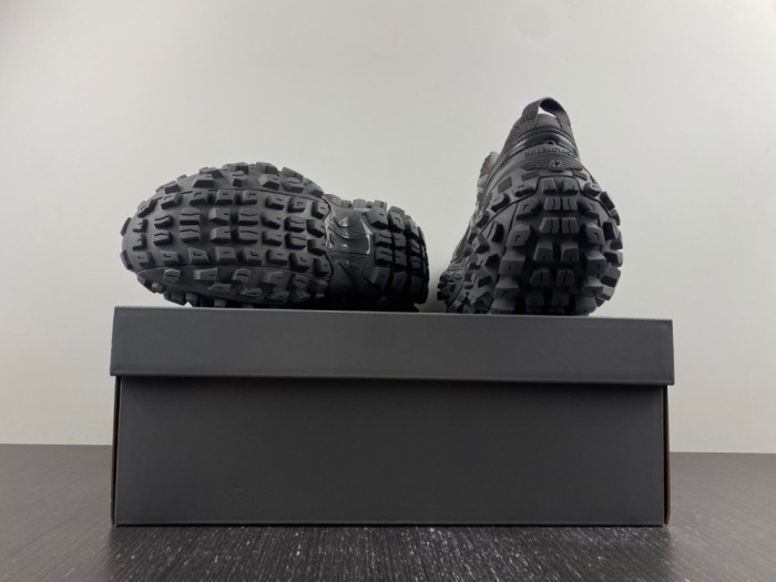 BLCG DEFENDER SNEAKER  685613-W2RA6 3000