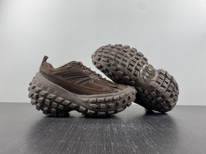 BLCG DEFENDER SNEAKER  685613-W2RB5 2408