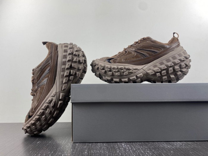 BLCG DEFENDER SNEAKER  685613-W2RB5 2408