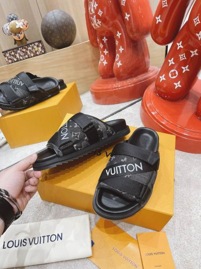 LV  SLIPPERS