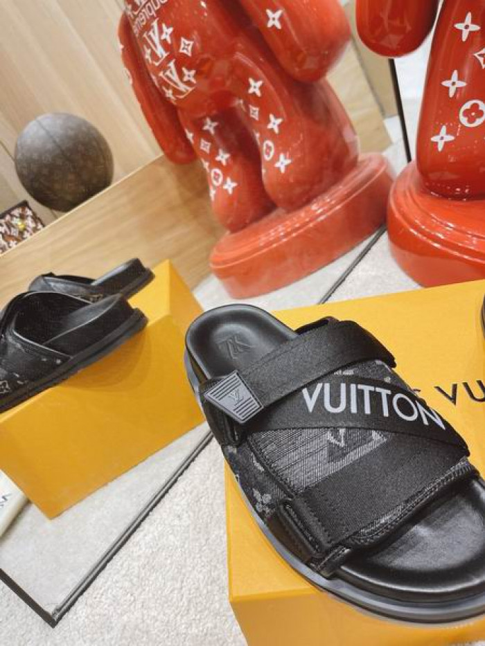 LV  SLIPPERS