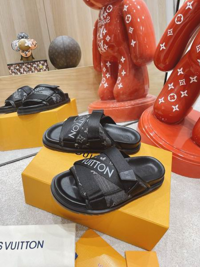 LV  SLIPPERS