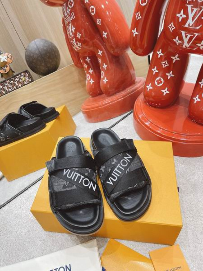 LV  SLIPPERS