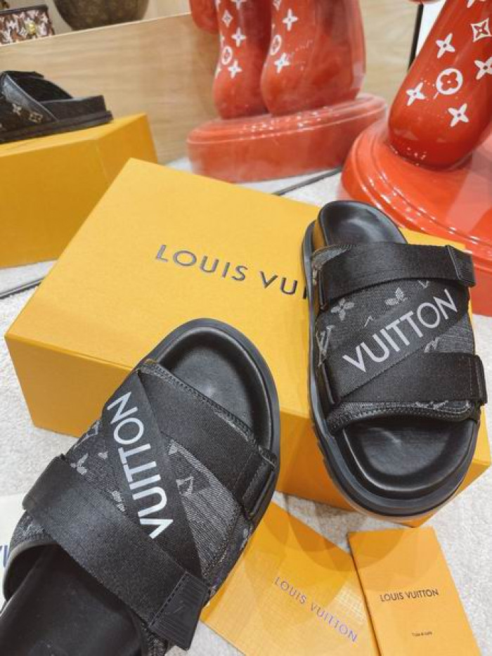 LV  SLIPPERS